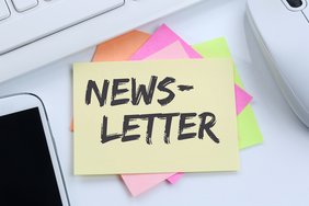 Post It mit Newsletter-Aufschrift auf Schreibtisch