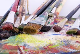 Farbpinsel mit Farbe