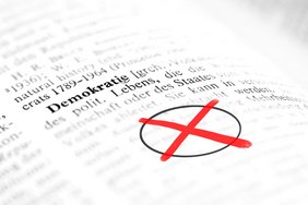 Lexikontext Demokratie und Kreis mit kreuz