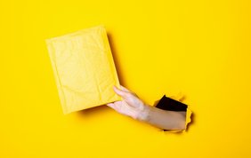 Briefumschlag mit Hand