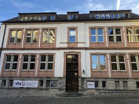 Bürgerhaus Ochsenfurt mit vhs-Banner