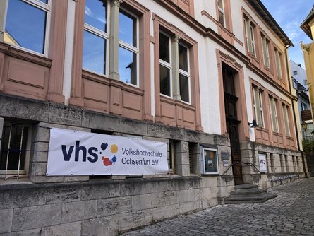 Bürgerhaus Ochsenfurt mit vhs-Banner