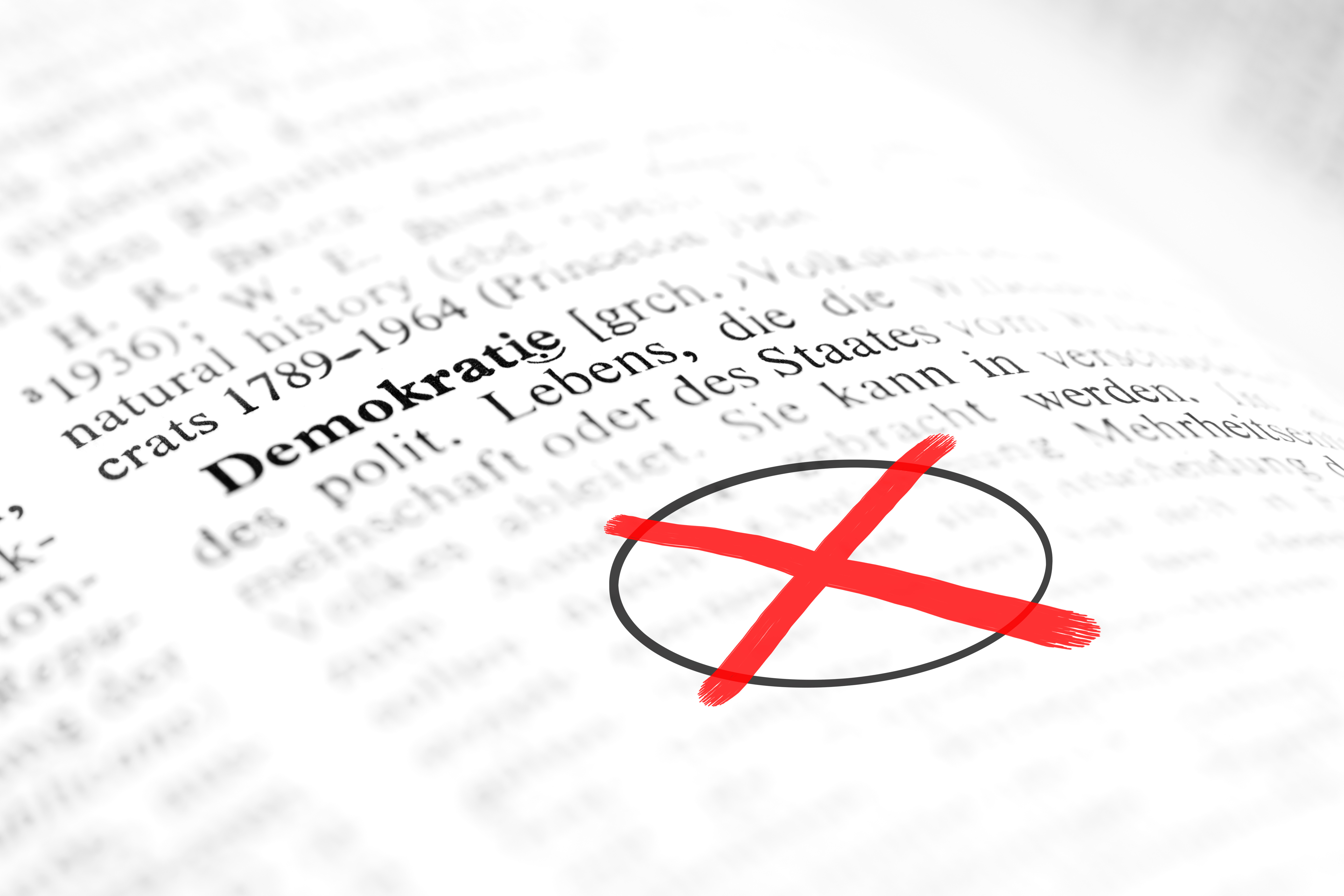 Lexikontext Demokratie und Kreis mit kreuz